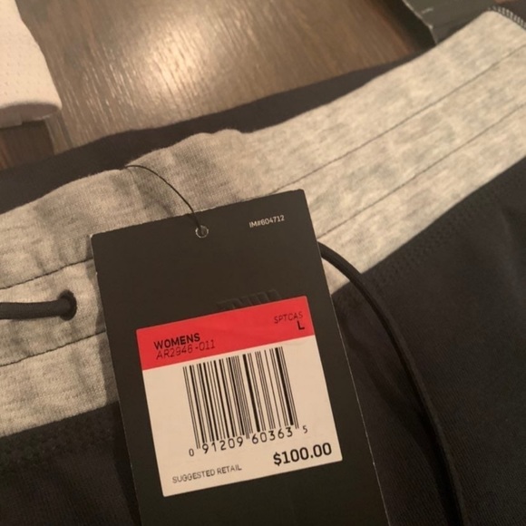 Nike sportswear tech, bonded tights zipped pocket, capris, tech tank top - Picture 5 of 10